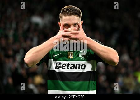 Viktor Gyokeres von Sporting CP feiert das vierte Tor ihrer Mannschaft und sein viertes Tor während des Liga Portugal Betclic Spiels im Jose Alvalade Stadium in Lissabon. Bilddatum: Freitag, 1. November 2024. Stockfoto