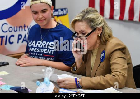 Wilkes Barre, Usa. November 2024. First Lady von Minnesota Gwen Walz, spricht mit einem Wähler im Luzerne County Democrat Headquarters. First Lady von Minnesota Gwen Walz, machte einen Wahlkampfstopp, um ihren Mann und Vizepräsidentin Kamala Harris zu vertreten. Quelle: SOPA Images Limited/Alamy Live News Stockfoto