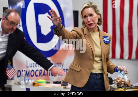 Wilkes Barre, Usa. November 2024. First Lady von Minnesota Gwen Walz winkt einer kleinen Menge zu, wenn sie das Luzerne County Democrat Headquarters betritt, um zu sprechen und an der Telefonbank teilzunehmen. First Lady von Minnesota Gwen Walz, machte einen Wahlkampfstopp, um ihren Mann und Vizepräsidentin Kamala Harris zu vertreten. Quelle: SOPA Images Limited/Alamy Live News Stockfoto