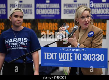 Wilkes Barre, Usa. November 2024. Die First Lady von Minnesota Gwen Walz zeigt eine Tüte mit Keksen, die nach dem Rezept ihrer Großmutter hergestellt wurden, für die Freiwilligen der Demokraten im Luzerne County Democrat Headquarters. First Lady von Minnesota Gwen Walz, machte einen Wahlkampfstopp, um ihren Mann und Vizepräsidentin Kamala Harris zu vertreten. Quelle: SOPA Images Limited/Alamy Live News Stockfoto