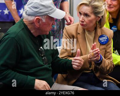 Wilkes Barre, Usa. November 2024. First Lady von Minnesota Gwen Walz, spricht mit Freiwilligen im Luzerne County Democrat Headquarters. First Lady von Minnesota Gwen Walz, machte einen Wahlkampfstopp, um ihren Mann und Vizepräsidentin Kamala Harris zu vertreten. Quelle: SOPA Images Limited/Alamy Live News Stockfoto