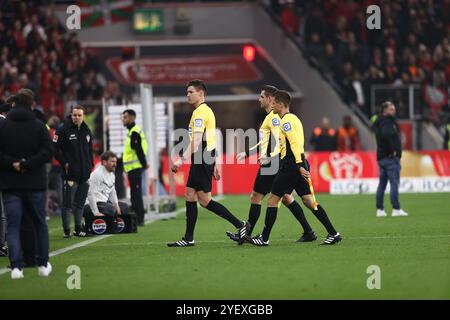 Leverkusen, Deutschland. November 2024. Fußball: Bundesliga, Bayer Leverkusen - VfB Stuttgart, Spieltag 9, BayArena: Die Schiedsrichter verlassen das Spielfeld am Ende des Spiels. WICHTIGER HINWEIS: Gemäß den Vorschriften der DFL Deutscher Fußball-Liga und des DFB Deutscher Fußball-Bundes ist es verboten, im Stadion und/oder im Spiel aufgenommene Fotografien in Form von sequenziellen Bildern und/oder videoähnlichen Fotoserien zu verwenden oder zu verwenden. Quelle: Rolf Vennenbernd/dpa/Alamy Live News Stockfoto