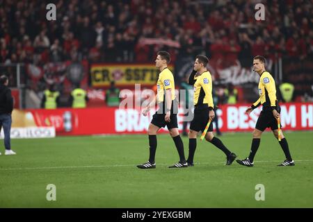 Leverkusen, Deutschland. November 2024. Fußball: Bundesliga, Bayer Leverkusen - VfB Stuttgart, Spieltag 9, BayArena: Die Schiedsrichter verlassen das Spielfeld am Ende des Spiels. WICHTIGER HINWEIS: Gemäß den Vorschriften der DFL Deutscher Fußball-Liga und des DFB Deutscher Fußball-Bundes ist es verboten, im Stadion und/oder im Spiel aufgenommene Fotografien in Form von sequenziellen Bildern und/oder videoähnlichen Fotoserien zu verwenden oder zu verwenden. Quelle: Rolf Vennenbernd/dpa/Alamy Live News Stockfoto