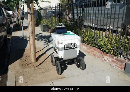 Mobile Liefereinheiten Roboterzustelldienste in den Straßen von Los Angeles, Kalifornien Stockfoto