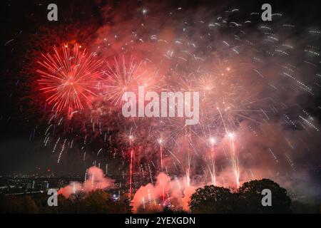 London, Großbritannien. November 2024. Das jährliche Feuerwerk im Alexandra Palace, liebevoll bekannt als Ally Pally, bietet in diesem Jahr auch eine Drohnenshow vor dem Feuerwerk. Das Feuerwerk beleuchtet den Himmel über Nord-London mit einem großartigen Panoramablick über die Londoner Skyline. Ein deutsches Bierfestival, Lagerfeuer, Musik, Eislaufbahn, eine Vergnügungsmesse und Unterhaltung auf dem Gelände gehören zu den Festlichkeiten. Quelle: Imageplotter/Alamy Live News Stockfoto