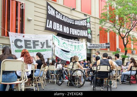 Buenos Aires, Argentinien. November 2024. 1. November 2024 - Buenos Aires, Argentinien - Universitätsstudenten haben zu Märschen und Streiks aufgerufen, da die Bedingungen für Lehrer und Studenten schlecht sind. Professoren haben sich angeschlossen und geben offene Klassen, um ihre Arbeit sichtbar zu machen. Milei hat ein Veto gegen ein Gesetz eingelegt, das mehr Mittel für nationale öffentliche Universitäten garantierte, an denen fast zwei Millionen Studenten teilnahmen, was den Konflikt zwischen der Regierung und Lehrern, Studenten und Behörden von Hochschuleinrichtungen verschärft hat. (Kreditbild: © Maximiliano Ramos/ZUMA Press Wire) EDITORIAL USAG CRE Stockfoto