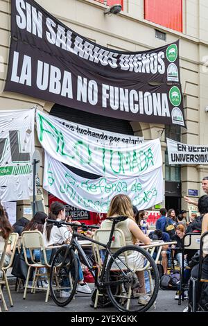 Buenos Aires, Argentinien. November 2024. 1. November 2024 - Buenos Aires, Argentinien - Universitätsstudenten haben zu Märschen und Streiks aufgerufen, da die Bedingungen für Lehrer und Studenten schlecht sind. Professoren haben sich angeschlossen und geben offene Klassen, um ihre Arbeit sichtbar zu machen. Milei hat ein Veto gegen ein Gesetz eingelegt, das mehr Mittel für nationale öffentliche Universitäten garantierte, an denen fast zwei Millionen Studenten teilnahmen, was den Konflikt zwischen der Regierung und Lehrern, Studenten und Behörden von Hochschuleinrichtungen verschärft hat. (Kreditbild: © Maximiliano Ramos/ZUMA Press Wire) EDITORIAL USAG CRE Stockfoto