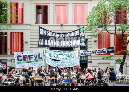 Buenos Aires, Argentinien. November 2024. 1. November 2024 - Buenos Aires, Argentinien - Universitätsstudenten haben zu Märschen und Streiks aufgerufen, da die Bedingungen für Lehrer und Studenten schlecht sind. Professoren haben sich angeschlossen und geben offene Klassen, um ihre Arbeit sichtbar zu machen. Milei hat ein Veto gegen ein Gesetz eingelegt, das mehr Mittel für nationale öffentliche Universitäten garantierte, an denen fast zwei Millionen Studenten teilnahmen, was den Konflikt zwischen der Regierung und Lehrern, Studenten und Behörden von Hochschuleinrichtungen verschärft hat. (Kreditbild: © Maximiliano Ramos/ZUMA Press Wire) EDITORIAL USAG CRE Stockfoto