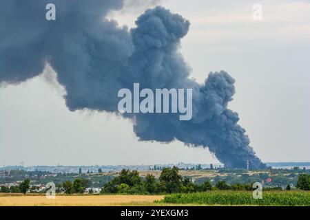 Riesiger Erschütterungen über Prag, Uhrineves, Becovska Straße - Feuer der Halle - 2021, 25. Juli Stockfoto