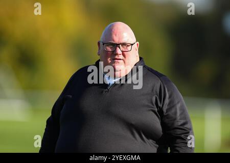 Walsall, Großbritannien, 26. Oktober 2024. Dean Gill, Trainer von Darlaston während des Spiels der Northern Premier League Division One Midlands zwischen Darlaston Town Stockfoto