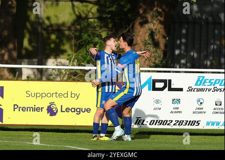 Walsall, Großbritannien, 26. Oktober 2024. James Rowland aus Darlaston (L) feiert sein sideÕs erstes Tor in der Northern Premier League Division One Midlan Stockfoto