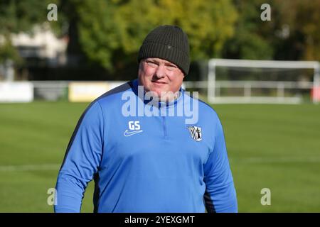 Walsall, Großbritannien, 26. Oktober 2024. Gary Setchell, Trainer von Corby während des Spiels zwischen Darlaston Town und der Northern Premier League Division One Midlands Stockfoto