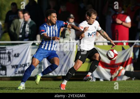 Walsall, Großbritannien, 26. Oktober 2024. Alfie of Corby (R) Northern Premier League Division One Midlands Spiel zwischen Darlaston Town und Corby Town Stockfoto