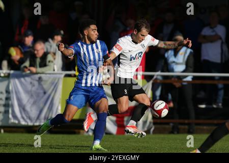 Walsall, Großbritannien, 26. Oktober 2024. Alfie of Corby (R) Northern Premier League Division One Midlands Spiel zwischen Darlaston Town und Corby Town Stockfoto