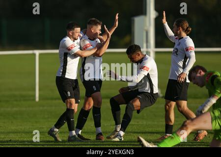 Walsall, Großbritannien, 26. Oktober 2024. Fletcher toll of Corby (9) feiert sein sideÕs drittes Tor in der Northern Premier League Division One Midlands m Stockfoto