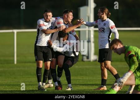 Walsall, Großbritannien, 26. Oktober 2024. Fletcher toll of Corby (9) feiert sein sideÕs drittes Tor in der Northern Premier League Division One Midlands m Stockfoto