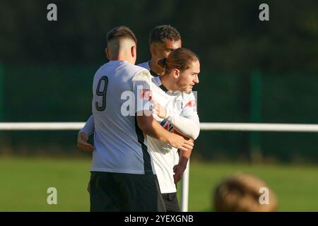 Walsall, Großbritannien, 26. Oktober 2024. Reuban Marshall aus Corby (C) feiert sein sideÕs zweites Tor in der Northern Premier League Division One Midland Stockfoto