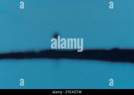 Unscharfes Bild auf blauem Hintergrund Stockfoto