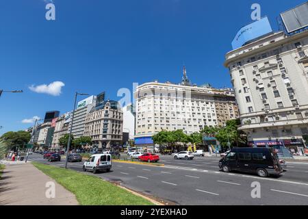 Buenos Aires, Argentinien - 27. Januar 2024 - Auto- und Menschenhandel auf der Av 9 de Julio in der Nähe des Obelisken, Zentrum von Buenos Aires, Argentinien Stockfoto