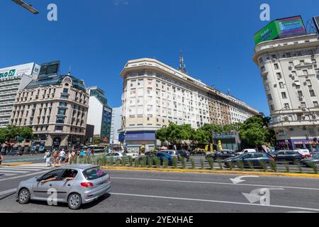 Buenos Aires, Argentinien - 27. Januar 2024 - Auto- und Menschenhandel auf der Av 9 de Julio in der Nähe des Obelisken, Zentrum von Buenos Aires, Argentinien Stockfoto