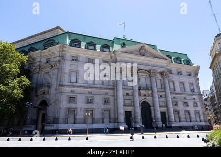 Buenos Aires, Argentinien - 27. Januar 2024 - neoklassische Fassade des Hauptquartiers der Banco de la Nación Argentina, Argentinische Nationalbank, auf der Plaza d Stockfoto