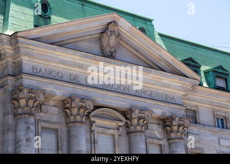 Buenos Aires, Argentinien - 27. Januar 2024 - neoklassische Fassade des Hauptsitzes der Banco de la Nación Argentina, Argentinische Nationalbank, auf der Plaza di Stockfoto