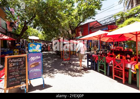 Buenos Aires, Argentinien - 29. Januar 2024 -: Touristen schlendern entlang einer kleinen Handelsstraße in Caminito, La Boca. Stockfoto