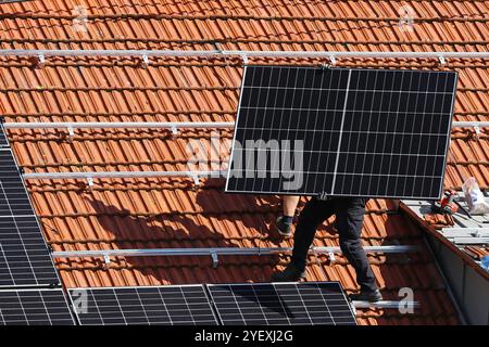 Installation einer Photovoltaikanlage auf einem Hausdach Stockfoto