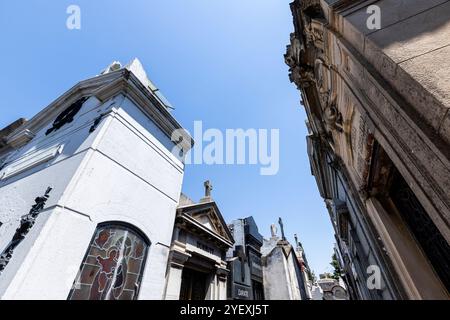 Buenos Aires, Argentinien - 31. Januar 2024 - Blick auf das weltberühmte Wahrzeichen, den Friedhof La Recoleta, mit historischen monumentalen Gräbern mit Skulpturen und A Stockfoto