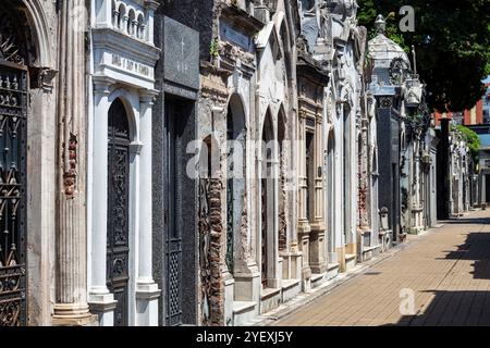 Buenos Aires, Argentinien - 31. Januar 2024 - Blick auf das weltberühmte Wahrzeichen, den Friedhof La Recoleta, mit historischen monumentalen Gräbern mit Skulpturen und A Stockfoto