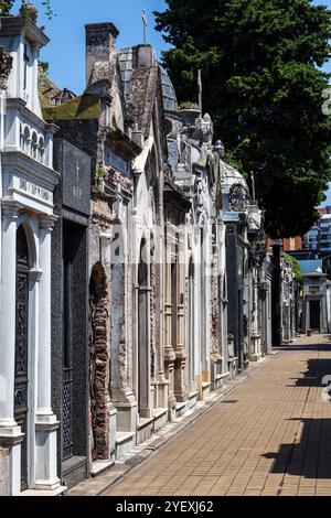 Buenos Aires, Argentinien - 31. Januar 2024 - Blick auf das weltberühmte Wahrzeichen, den Friedhof La Recoleta, mit historischen monumentalen Gräbern mit Skulpturen und A Stockfoto