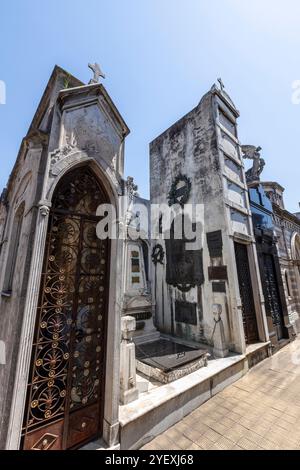 Buenos Aires, Argentinien - 31. Januar 2024 - Blick auf das weltberühmte Wahrzeichen, den Friedhof La Recoleta, mit historischen monumentalen Gräbern mit Skulpturen und A Stockfoto