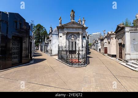 Buenos Aires, Argentinien - 31. Januar 2024 - Blick auf das weltberühmte Wahrzeichen, den Friedhof La Recoleta, mit historischen monumentalen Gräbern mit Skulpturen und A Stockfoto