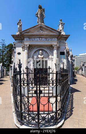 Buenos Aires, Argentinien - 31. Januar 2024 - Blick auf das weltberühmte Wahrzeichen, den Friedhof La Recoleta, mit historischen monumentalen Gräbern mit Skulpturen und A Stockfoto