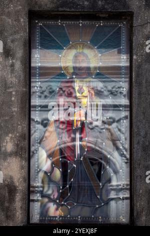 Buenos Aires, Argentinien - 31. Januar 2024 - Blick auf das weltberühmte Wahrzeichen, den Friedhof La Recoleta, mit historischen monumentalen Gräbern mit Skulpturen und A Stockfoto