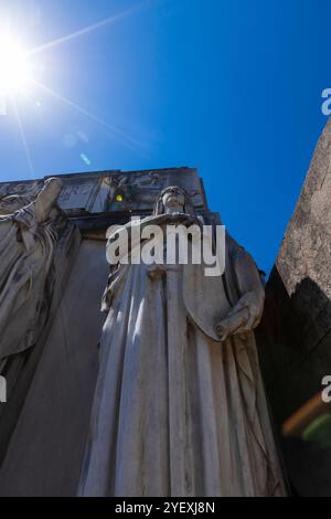 Buenos Aires, Argentinien - 31. Januar 2024 - Blick auf das weltberühmte Wahrzeichen, den Friedhof La Recoleta, mit historischen monumentalen Gräbern mit Skulpturen und A Stockfoto