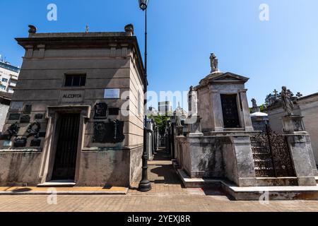 Buenos Aires, Argentinien - 31. Januar 2024 - Blick auf das weltberühmte Wahrzeichen, den Friedhof La Recoleta, mit historischen monumentalen Gräbern mit Skulpturen und A Stockfoto