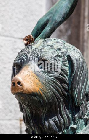 Buenos Aires, Argentinien – 31. januar 2024: Die Hündin von Liliana Crocciati auf ihrem Grab auf dem Friedhof La Recoleta Stockfoto