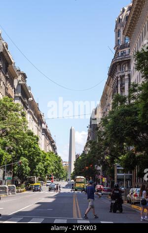 Buenos Aires, Argentinien - 27. januar 2024: - Fußgänger überqueren die Straße in der President Roque Saenz Pena Avenue mit Blick auf das berühmte und touristische O Stockfoto