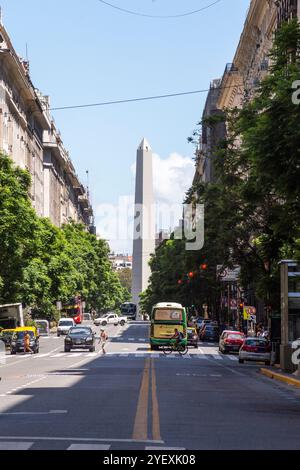 Buenos Aires, Argentinien - 27. januar 2024: - Fußgänger überqueren die Straße in der President Roque Saenz Pena Avenue mit Blick auf das berühmte und touristische O Stockfoto