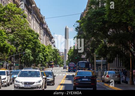 Buenos Aires, Argentinien - 27. januar 2024: - Fußgänger überqueren die Straße in der President Roque Saenz Pena Avenue mit Blick auf das berühmte und touristische O Stockfoto