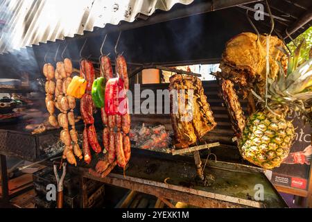 Typische Parillada in einem Restaurant im Viertel La Boca in Buenos Aires, Argentinien Stockfoto