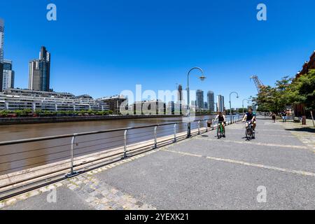 Buenos Aires, Argentinien Jan27.2024 - Puerto Madero, Architektur moderner Gebäude, wiederbelebter Ort und viel besucht von Touristen. Radfahrer fahren weiter Stockfoto