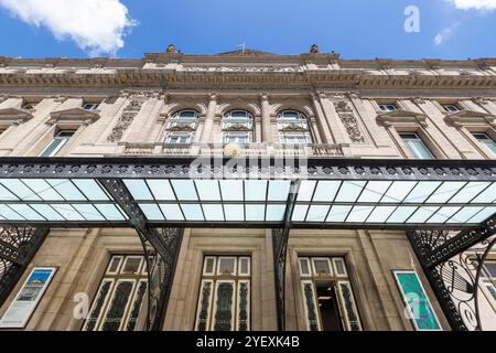 Buenos Aires, Argentinien - 27. Januar 2024 - Detail des Theaters Colon, berühmtes Wahrzeichen von Buenos Aires, Argentinien, an einem sonnigen Tag Stockfoto