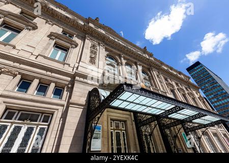 Buenos Aires, Argentinien - 27. Januar 2024 - Detail des Theaters Colon, berühmtes Wahrzeichen von Buenos Aires, Argentinien, an einem sonnigen Tag Stockfoto