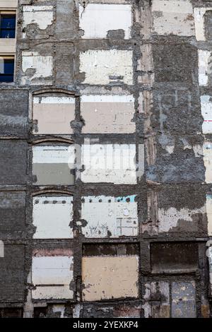 Wand des abgerissenen Gebäudes. Dekonstruktion von Gebäuden. Ruin-Szene. Vernichtungskonzept. Stockfoto