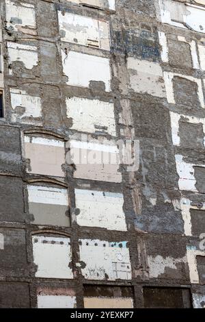 Wand des abgerissenen Gebäudes. Dekonstruktion von Gebäuden. Ruin-Szene. Vernichtungskonzept. Stockfoto