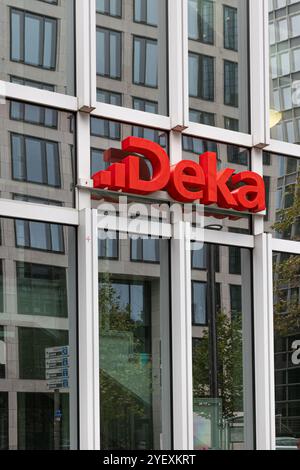 Frankfurt Deutschland - 26. Oktober 2024: Ein markantes, rotes Deka-Schild, das auf einem modernen Gebäude mit großen Glaspaneelen in der Nähe sichtbar ist Stockfoto