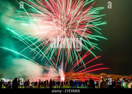 Pembury, Tonbridge Kent, Großbritannien. Freitag, 1. November 2024. Der Gemeinderat von Pembury organisiert jedes Jahr ein Feuerwerk für die Dorfbewohner auf dem Erholungsgelände, das von über 5000 Besuchern besucht wird. ©Sarah Mott / Alamy Live News. Stockfoto