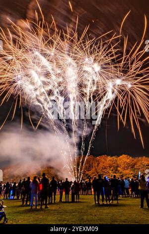 Pembury, Tonbridge Kent, Großbritannien. Freitag, 1. November 2024. Der Gemeinderat von Pembury organisiert jedes Jahr ein Feuerwerk für die Dorfbewohner auf dem Erholungsgelände, das von über 5000 Besuchern besucht wird. ©Sarah Mott / Alamy Live News. Stockfoto